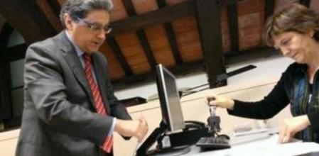 El portavoz del PP, Enric Millo, presenta la solicitud al Consell de Garanties Estatutàries que paraliza la aprobación de los presupuestos catalanes