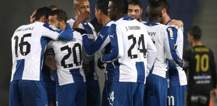 Simao celebra su gol con sus compañeros