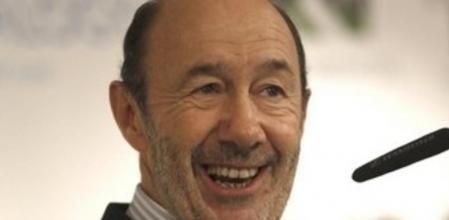 El secretario general del PSOE, Alfredo Pérez Rubalcaba, durante su intervención en el desayuno informativo ofrecido por el presidente asturiano, Javier Fernández, esta mañana en un hotel de Madrid.