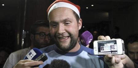 El canario Jesus Lorente muestra en su móvil una foto del décimo con el número 79.712, con el que ha sido agraciado con el segundo premio en el Sorteo Extraordinario de la Lotería de Navidad, que seguía en directo en el Teatro Real