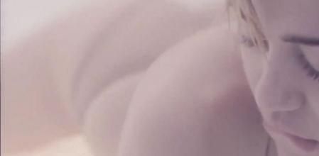 Miley Cyrus, en el videoclip de 'Adore You'