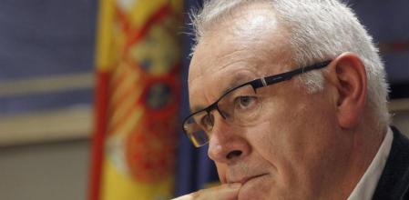 El coordinador federal de IU, Cayo Lara, durante la rueda de prensa que ofreció en el Congreso para hacer balance del año 2013