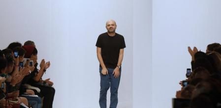 El diseñador Hussein Chalayan al final del desfile de su colección 'ready-to-wear' durante la semana de la moda de Paris