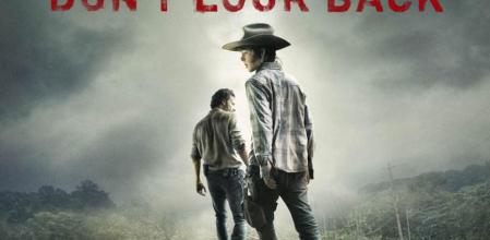 Rick y Carl caminan por una vía de tren abandonada bajo el lema: 