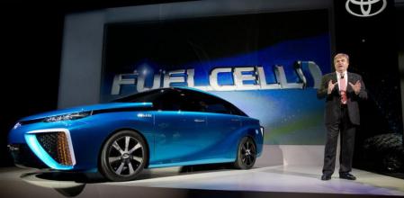 El vicepresidente de operaciones de Toyota, Bob Carter, presenta el FCV de pila de combustible de hidrógeno