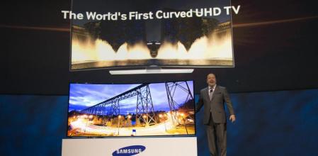 Un televisor de pantalla curvada de ultra alta definición (UHD) y 105 pulgadas presentado por Samsung en CES 2014