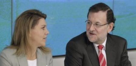 Rajoy conversa con la secretaria general del PP, María Dolores de Cospedal, durante la primera reunión del año del Comité Ejecutivo Nacional del PP.