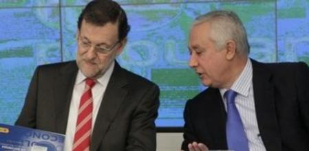 El presidente del Comité Ejecutivo Nacional del Partido Popular, Mariano Rajoy (i), y el vicesecretario general, Javier Arenas (d), durante la primera reunión del año del Comité Ejecutivo Nacional del PP, en la sede del partido en la calle Génova de Madrid.