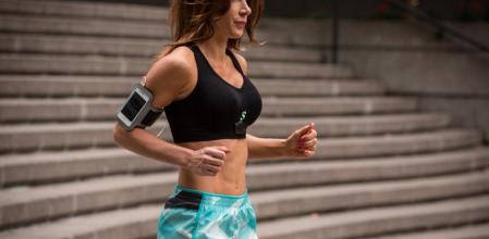 Sensoria Fitness bra, equipaje deportivo para mujeres que incluye sensores en el top, los calcetines, la muñeca, el pecho y los oídos