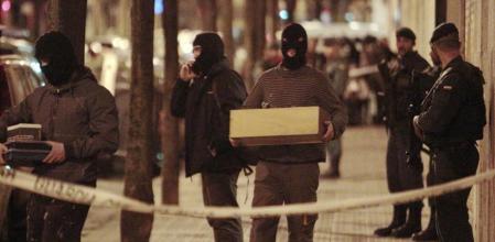 Agentes de la Guardia Civil sacan diversa documentación en cajas del despacho de la abogada Arantza Zulueta en Bilbao
