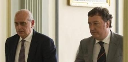 El ministro del Interior, Jorge Fernández Díaz, junto al director de Comunicación del ministerio, Albert Gimeno.