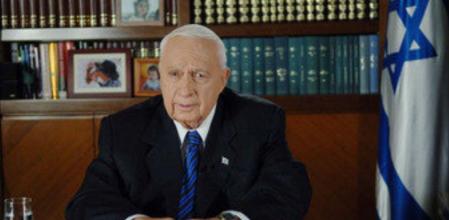 En esta foto proporcionada por la Oficina de Prensa del Gobierno, el primer ministro israelí, Ariel Sharon, ofrece un discurso televisado de su cargo el 15 de agosto de 2005 en Jerusalén, Israel