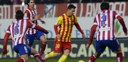 Lionel Messi rodeado de jugadores del Atlético de Madrid
