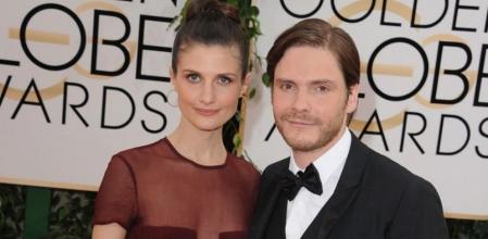 El actor Daniel Brühl y su novia Felicitas Rombold a su llegada a la gala de los Globos de Oro