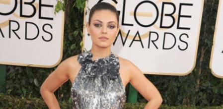 Mila Kunis de Gucci sobre la alfombra roja de los Globos de Oro