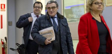 Joan Ignasi Elena, Àngel Ros y Marina Geli, antes de entrar a la reunión de la Ejecutiva del PSC