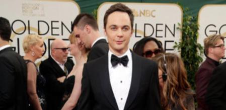 Jim Parsons en la alfombra roja de los Globos de Oro