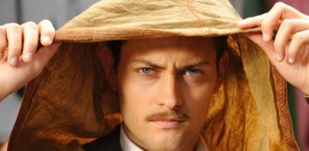 Peter Vives encarna a Mascus Logan en 'El tiempo entre costuras'