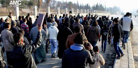 Manifestación en Alepo para que cesen los enfrentamientos entre los diferentes grupos que forman la oposición siria, los yihadistas del ISIS y los moderados. Algunos manifestantes portan un ejemplar del Corán