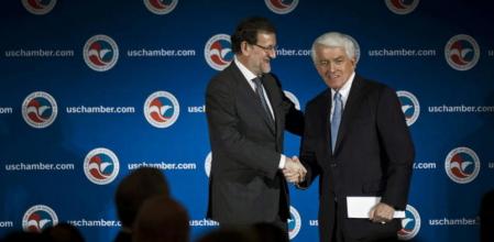 El presidente del Gobierno, Mariano Rajoy (i), saluda al presidente de la Cámara del Comercio de Washington, Ian Wagreich