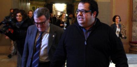 Los diputados socialistas Àngel Ros y Joan Ignasi Elena, en el Parlament, a punto de acceder a la reunión del grupo parlamentario del PSC