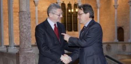 El ministro de Justicia, Alberto Ruíz-Gallardón y el presidente de la Generalitat, Artur Mas, en el Palau de la Generalitat, en febrero de 2012