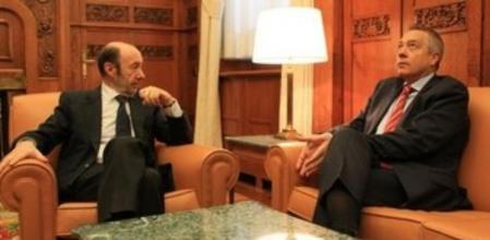 Pere Navarro y Alfredo Pérez Rubalcaba, en el despacho del secretario general del PSOE en el Congreso.