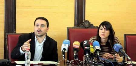 Jordi Mas, concejal de urbanismo y vivienda y Núria Parlón, alcaldesa de Santa Coloma de Gramenet durante una rueda de prensa