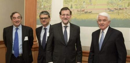 Fotografía facilitada por la Cámara de Comercio de Estados Unidos del presidente de la patronal CEOE, Juan Rosell (i), el presidente de la Cámara de Comercio de EE.UU. en España, Jaime Malet (2-i), y el presidente de la Cámara de Comercio en Washington, Thomas Donohue (d), durante la visita del presidente del Gobierno, Mariano Rajoy (2-d), a la Camára de Comercio de la capital estadounidense.