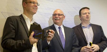 Ben Wood, analista de CSS Insight, junto con los directivos de la GSMA John Hoffman (consejero delegado), y Michael O'Hara (director de marketing)