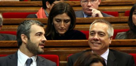 El portavoz del PSC en el Parlament, Maurici Lucena, y el primer secretario del PSC, Pere Navarro, con Rocío Martínez-Sampere al fondo