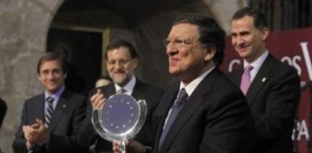 El presidente de la Comisión Europea, José Manuel Durao Barroso, tras recibir de manos del Príncipe de Asturias el Premio Carlos V, que otorga la Academia Europea de Yuste, en el transcurso de un acto celebrado en el Real Monasterio de Yuste (Cáceres) y que ha contado con la participación de numerosas personalidades, entre ellas el presidente del Gobierno, Mariano Rajoy y el primer ministro luso, Pedro Passos Coelho