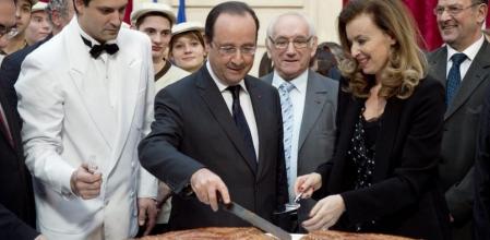 François Hollande y su compañera, Valérie Trierweiler, cortando el tradicional pastel de Reyes en el palacio del Elíseo, en enero de 2014