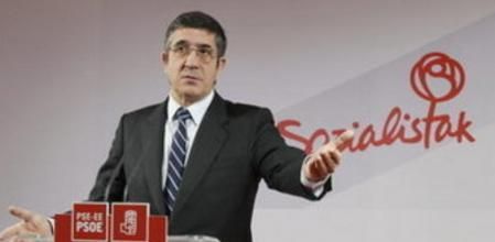 El secretario general de los socialistas vascos, Patxi López, durante la rueda de prensa ofrecida hoy en Bilbao para opinar sobre los acontecimientos políticos de las últimas jornadas