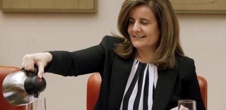 Fátima Báñez llena un vaso de agua