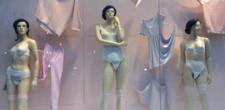 El escaparate de la tienda de American Apparel en el Soho de Nueva York exhibe maniquíes con vello púbico
