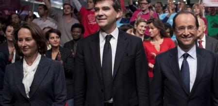 En la fotografía, de octubre de 2011, se ve a la antigua pareja de Hollande, Segolene Royal, a la izquierda en primer plano, al presidente de Francia, a la derecha de la imagen, también en primer plano, y, al fondo, sonriendo, la actriz Julie Gayet. Valérie Trierweiler, actual compañera sentimental del mandatario galo, se encuentra hospitalizada.