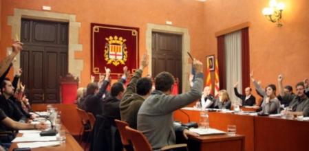 Momento de la votación en Manresa que ha aprovado multar a bancos con pisos vacíos.