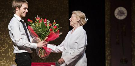 Montserrat Carulla recibe un ramo de su nieto Aleix Peña, también actor, en su despedida como profesional en el Teatre Romea, donde ambos han actuado en 'La Iaia', dirigida por el hijo Carulla, Roger