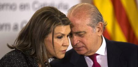 El ministro de Interior, Jorge Fernández Díaz, conversa con la delegada del Gobierno en Catalunya, María de los Llanos de Luna