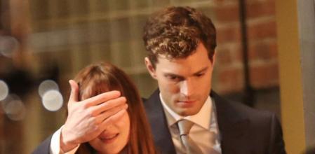 Jamie Dornan y Dakota Johnson en una escena de '50 sombras de Grey' que se rueda en Vancouver, Canadá