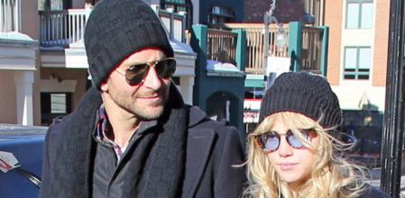 Bradley Cooper, Suki Waterhouse acuden muy abrigados al Festival de Cine Sundance