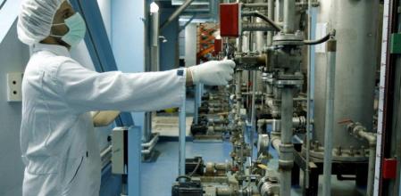 Técnicos del Organismo Internacional de Energía Atómica (OIEA) inspeccionan una planta de uranio en Isfahan (Irán), en una imagen de archivo de febrero de 2007