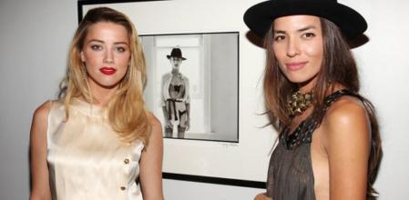 Tasya Van Ree y Amber Heard en el opening de su exhibición 'Untitled Project' en California
