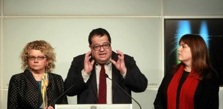 Tres diputados críticos del PSC, la exconsellera Marina Geli (i), el exalcalde de Vilanova i la Geltrú (Barcelona) Joan Ignasi Elena (c), y Núria Ventura (d) han roto hoy la disciplina de voto de su grupo parlamentario y han votado a favor de la solicitud del traspaso de competencias para referendos.