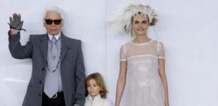 El diseñador Karl Lagerfeld junto a Hudson Kroenig y la modelo Cara Delevingne al final del desfile de Chanel, que ha presentado sus propuestas para primavera-verano 2014 en la Alta Costura de París