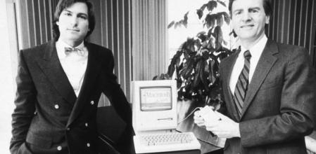 16 de enero de 1984: el empresario estadounidense Steve Jobs (L) y Presidente de ordenadores Apple, John Sculley, Presidente de Apple, posan con el nuevo ordenador personal Macintosh, ciudad de Nueva York