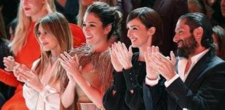 Blanca Suárez, Paz Vega y Rafael Amargo, en el final del desfile de Stephane Rolland