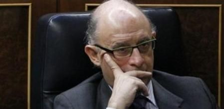 El ministro de Hacienda, Cristóbal Montoro, en el pleno del Congreso.