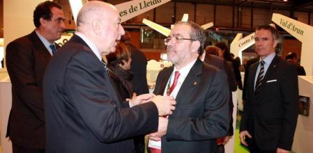 El presidente de la Diputación de Lleida, Joan Reñé y el síndic de Aran, Carlos Barrera en el stand del Patronato de Turismo en la feria Fitur